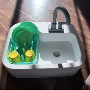 Children's Play Sink with Green and Yellow Accessories